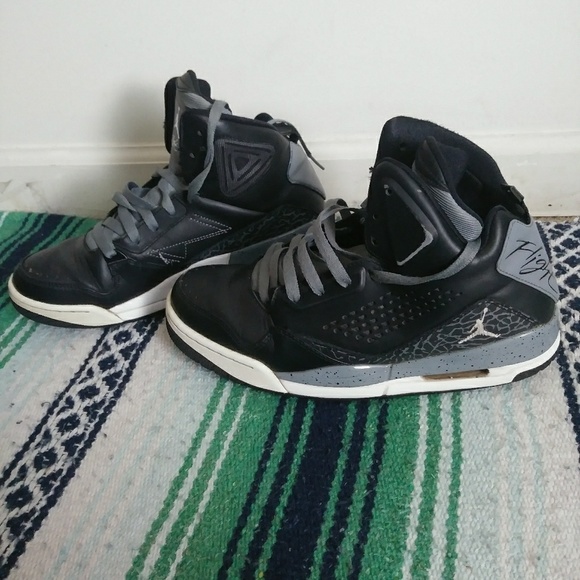 size 9 basketball shoes